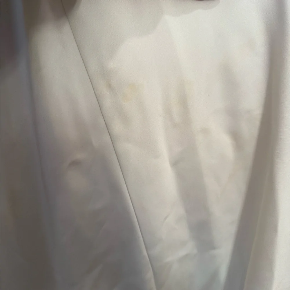 Elegant White Sleeveless Dress - Picture 4 of 4